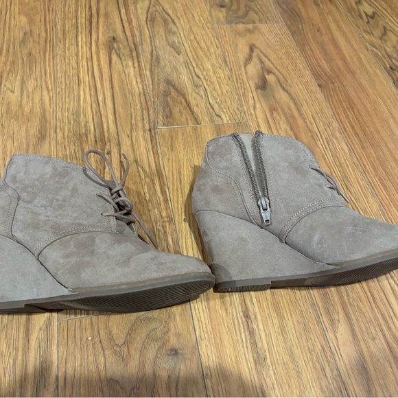 Trendy Gray Suede Lace-Up Boots - Picture 4 of 7